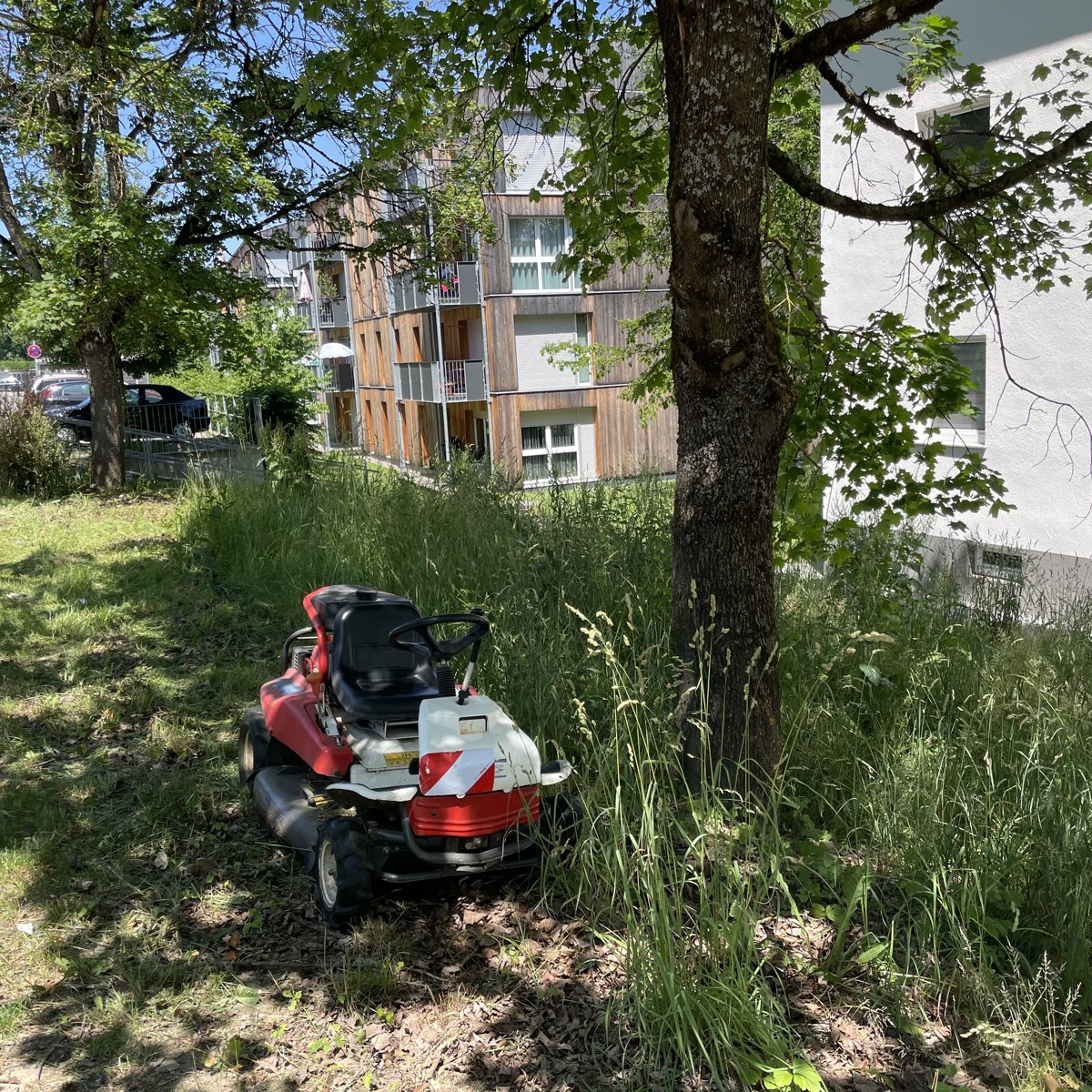 Rasenpflege mit Aufsitzmäher an einer Grünanlage im Landkreis Tuttlingen