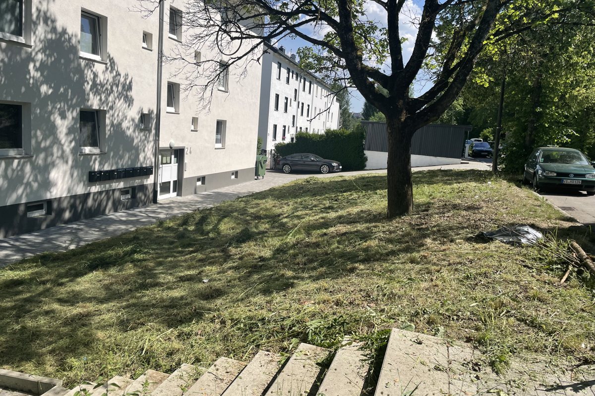 Böschungspflege: frisch gemähte Böschung an einem Objekt