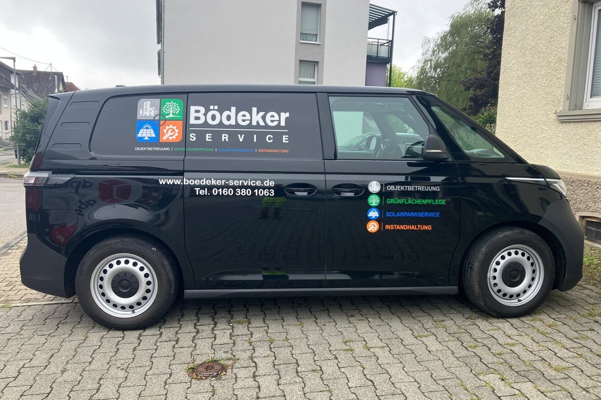 Beklebtes Einsatzfahrzeug von Bödeker Service in der Seitenansicht