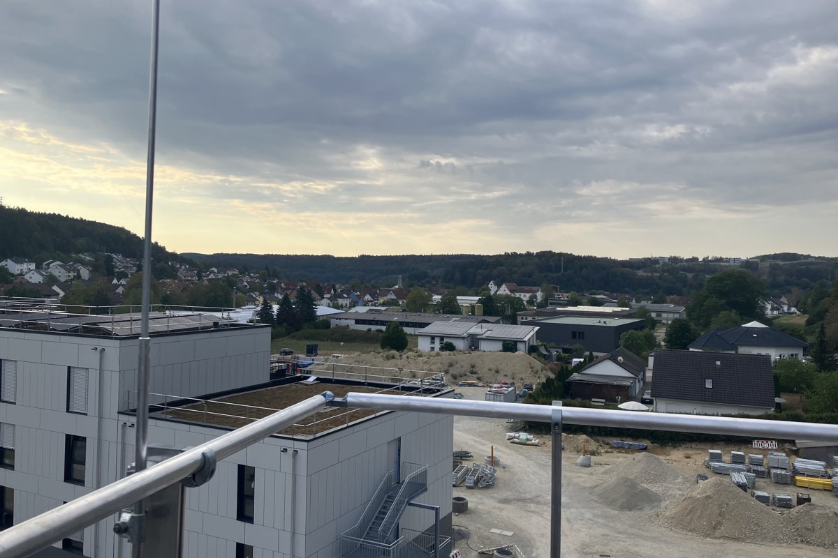 Sicht- und Zaunkontrolle: Blick über eine betreute Freifläche mit Anlagenbereich