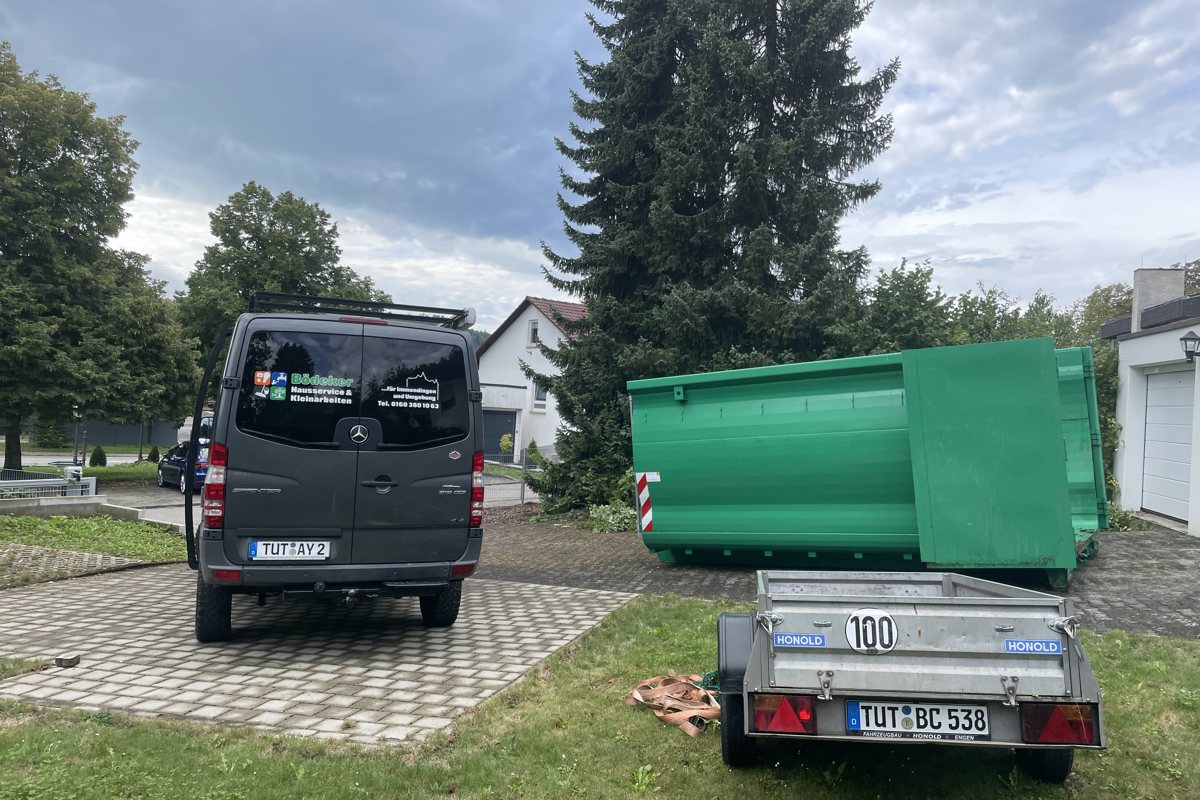 Hausmeisterservice Tuttlingen: Einsatzfahrzeug mit Anhänger am Objekt