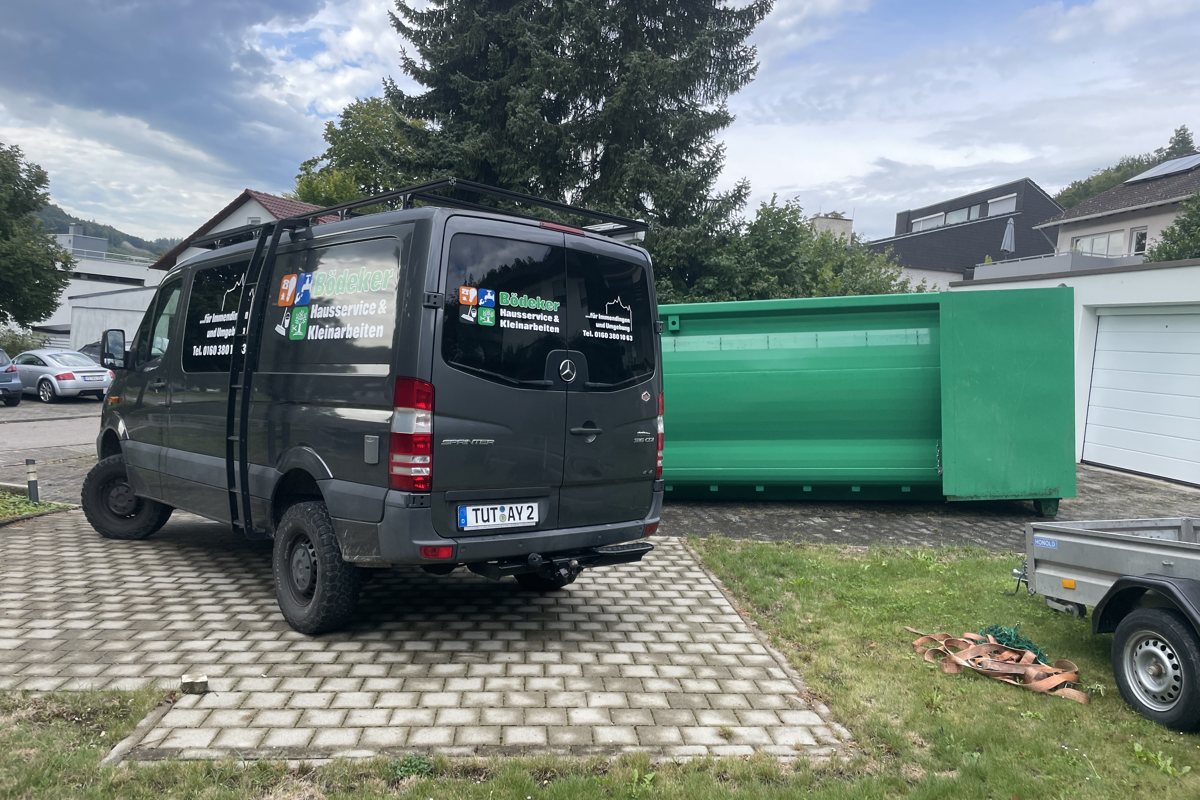 Hausmeisterservice Tuttlingen: Einsatzfahrzeug mit Container beim Grünschnitt-Abtransport