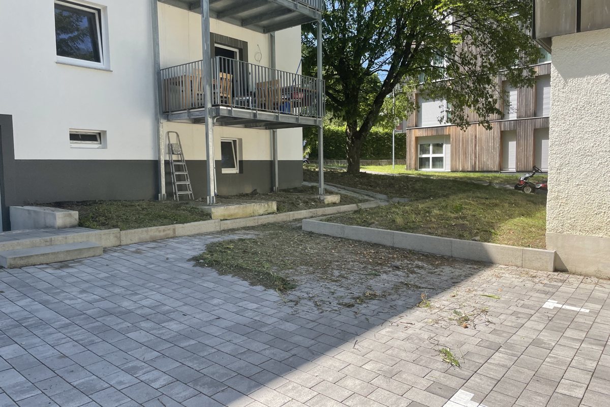 Objektbetreuung: gepflegter, gepflasterter Außenbereich einer Wohnanlage in Tuttlingen