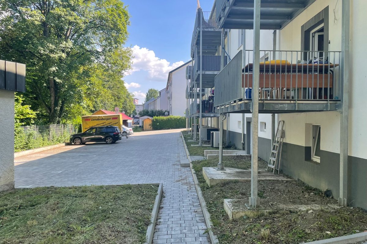 Objektbetreuung in Tuttlingen: Kontrollgang an Weg und Außenanlage eines Wohnobjekts