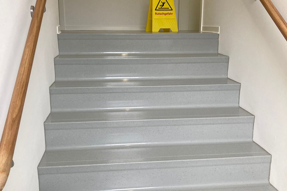 Treppenhausreinigung in einer betreuten Wohnanlage im Landkreis Tuttlingen