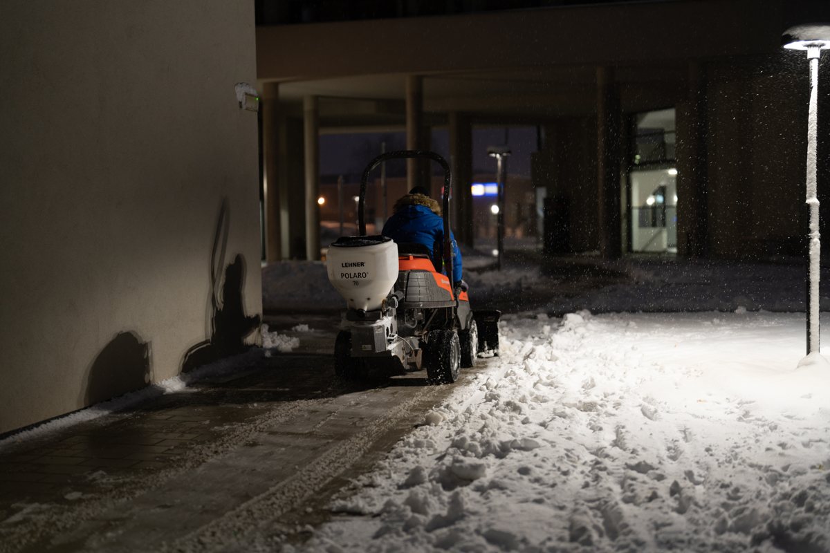 Winterdienst: Räum- und Streueinsatz auf verschneiter Fläche