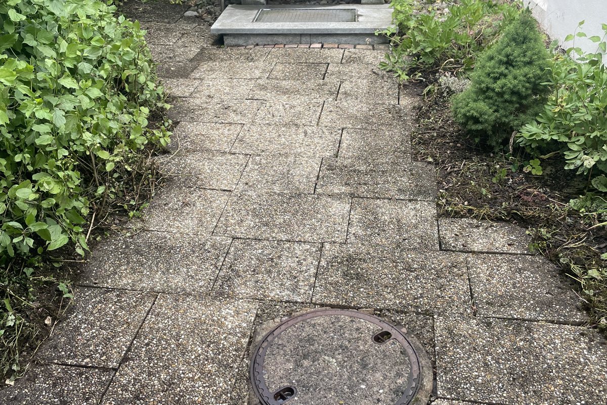 Eingangsbereich nach der Unkrautentfernung