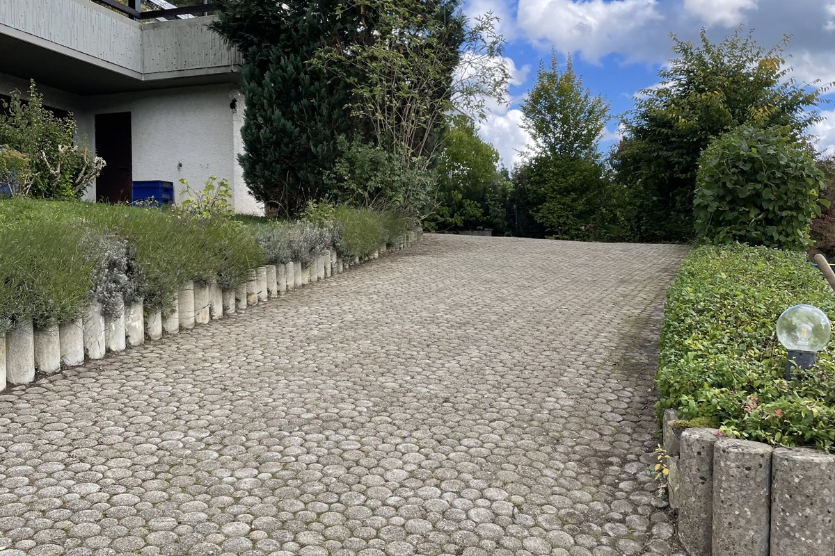 Gepflegte Zufahrt nach der Unkrautentfernung